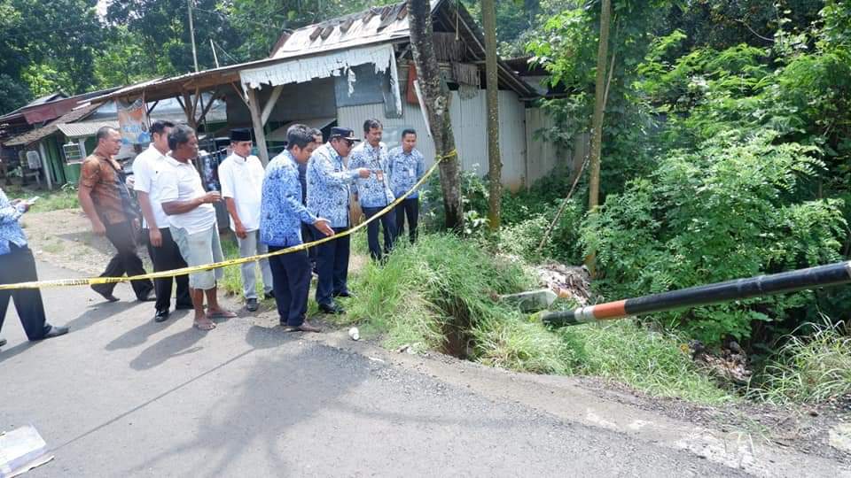 Perbaikan Jembatan Jambu Maksimal Tiga Minggu - Terkena Longsor, Akses Jalan Ditutup Sementara