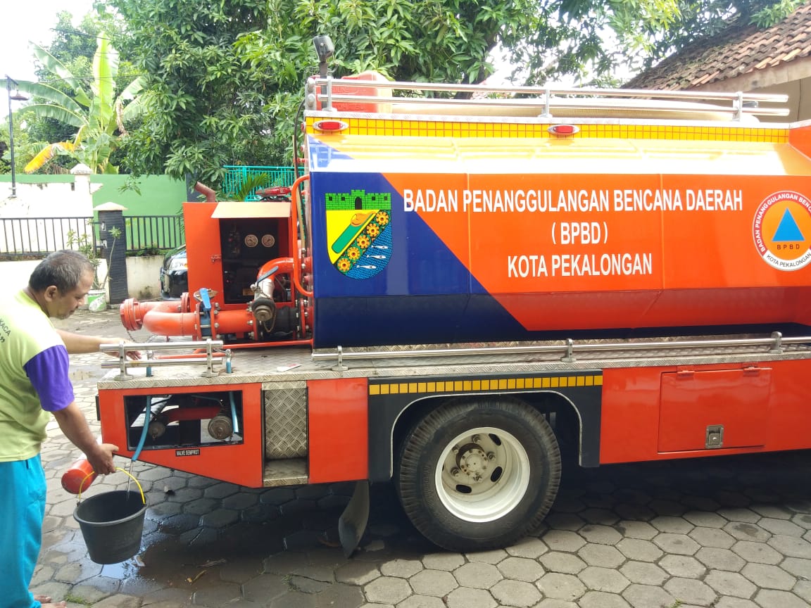 Bantu Pengungsi, BPBD Dropping Air Bersih dan Lakukan Penebangan Pohon Tumbang