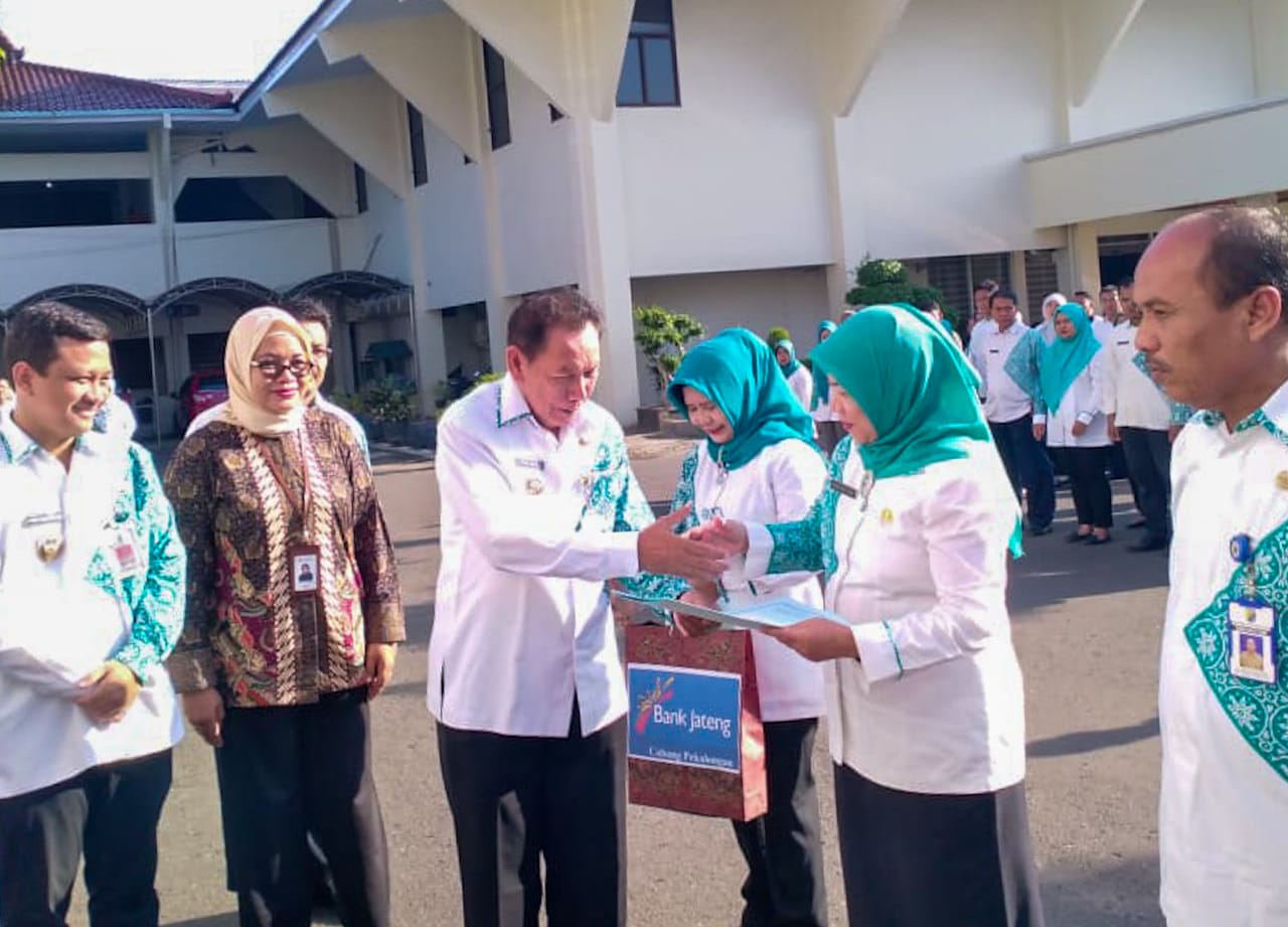 Pemkot Serahkan 13 SK Pensiun, Srikandi Terbaik Pemkot Pekalongan Bakal Purna