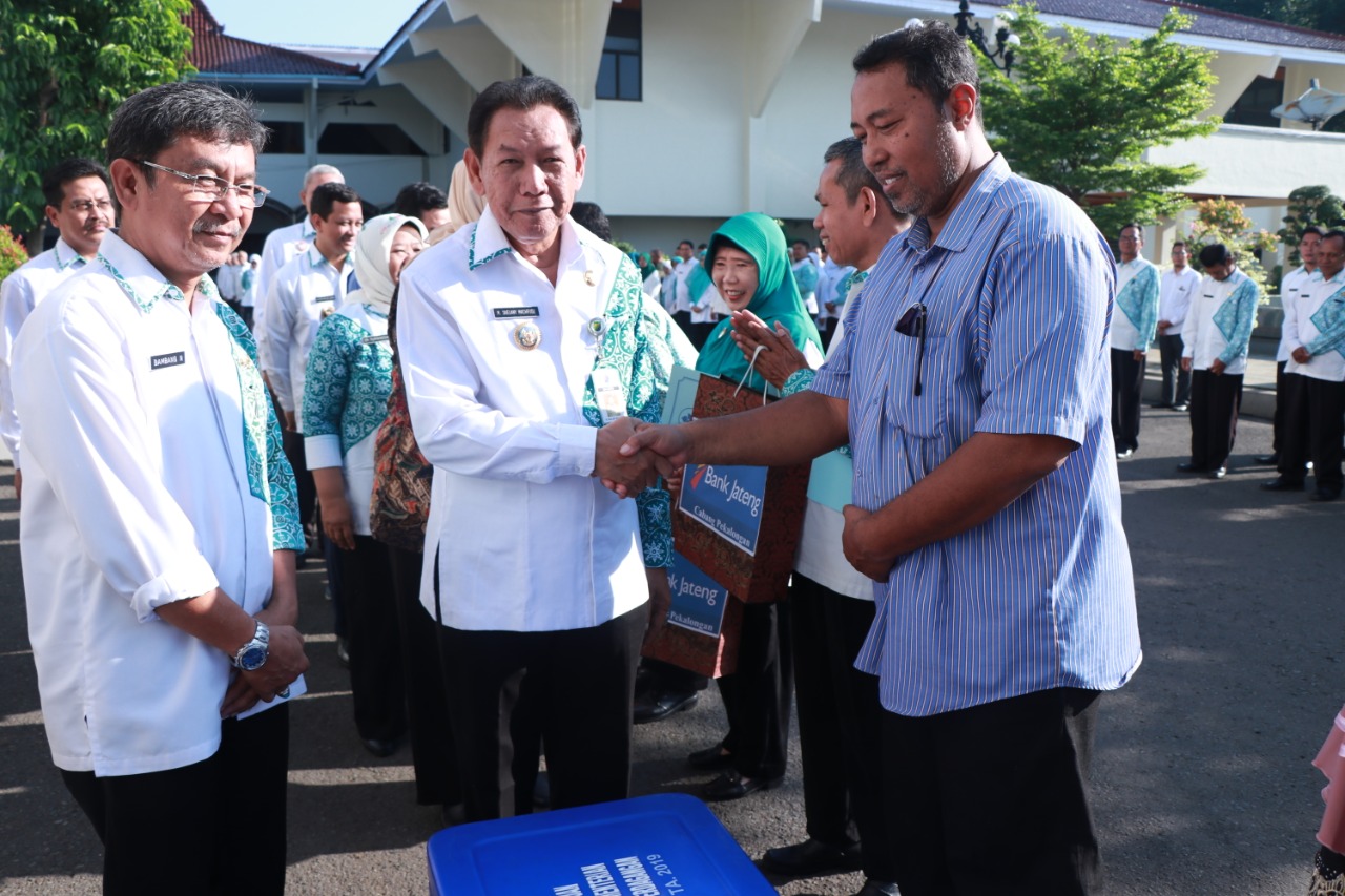 Pemkot Serahkan 40 Cool Box untuk Pedagang Ikan