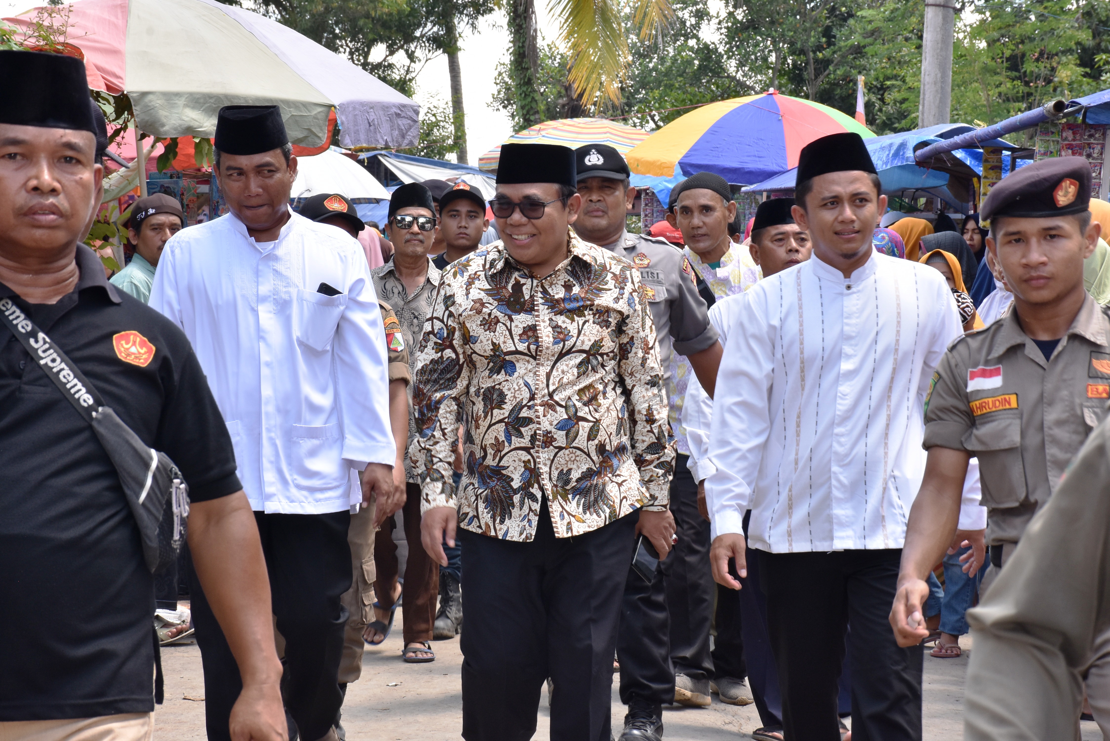 Bupati Pekalongan Bersama Ribuan Pengunjung Hadiri Haul Wali Mbah Gendhon Kesesi