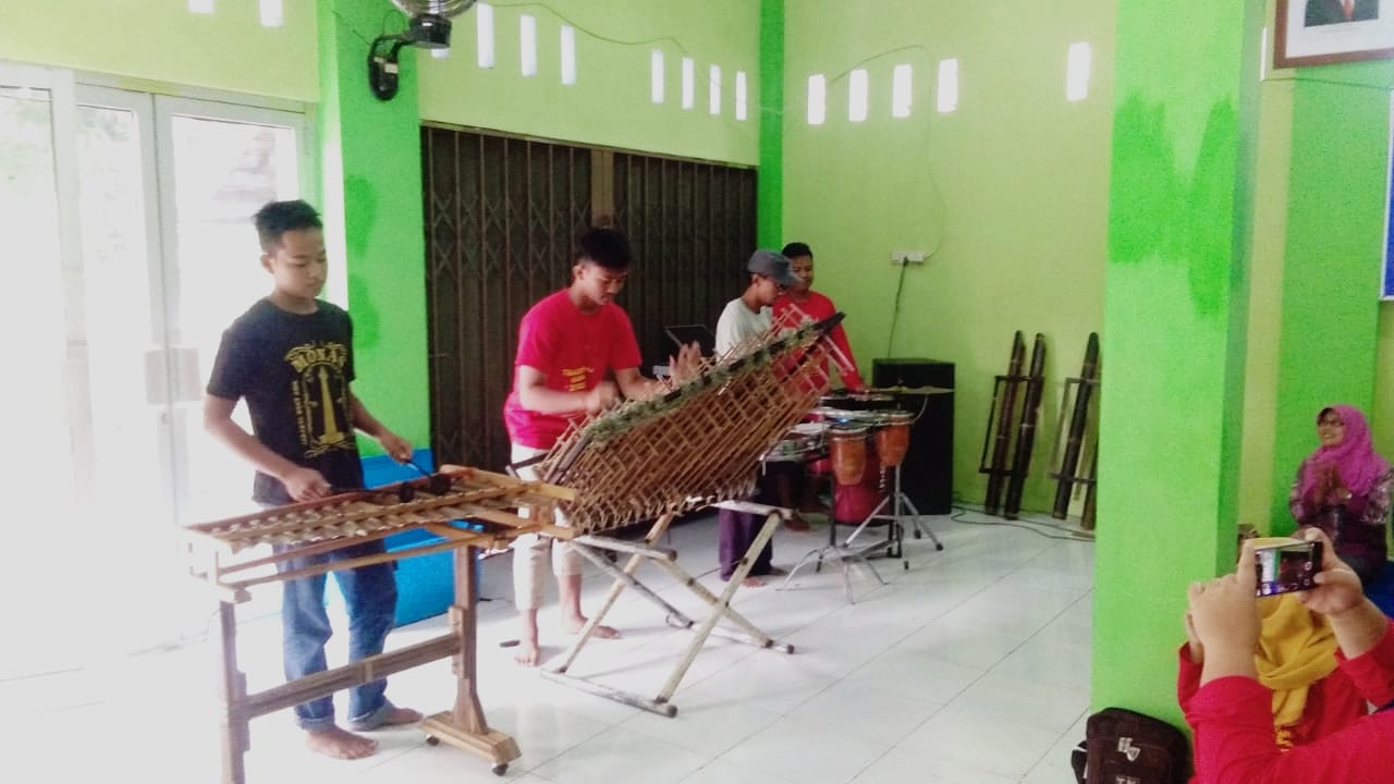 Kesenian Laras Kahuripan Ramaikan Peresmian Posyandu Remaja 'Garpu Sakti'