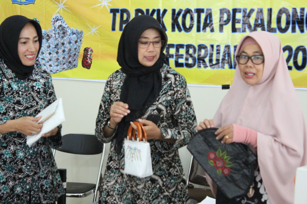 Tingkatkan Nilai Ekonomi, Sampah Plastik Dibuat Tas