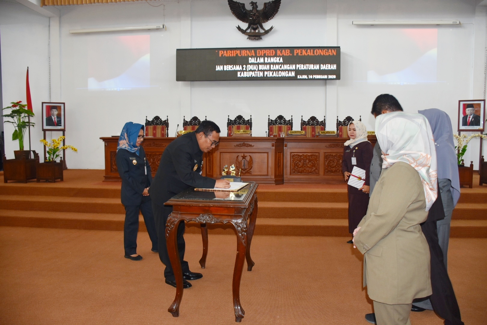 PERSETUJUAN BERSAMA 2 RAPERDA MENJADI PERDA