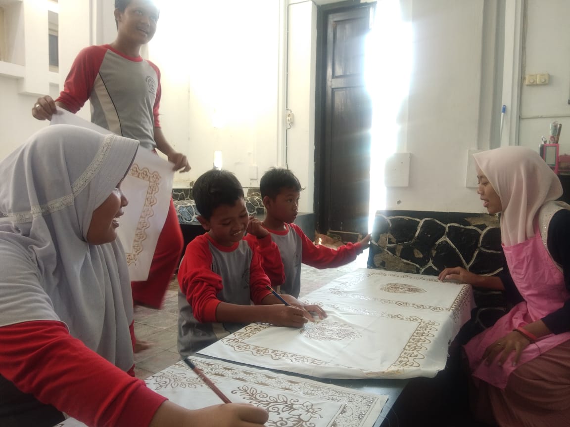 Serunya Pelajar SD Mengenal dan Belajar Membatik