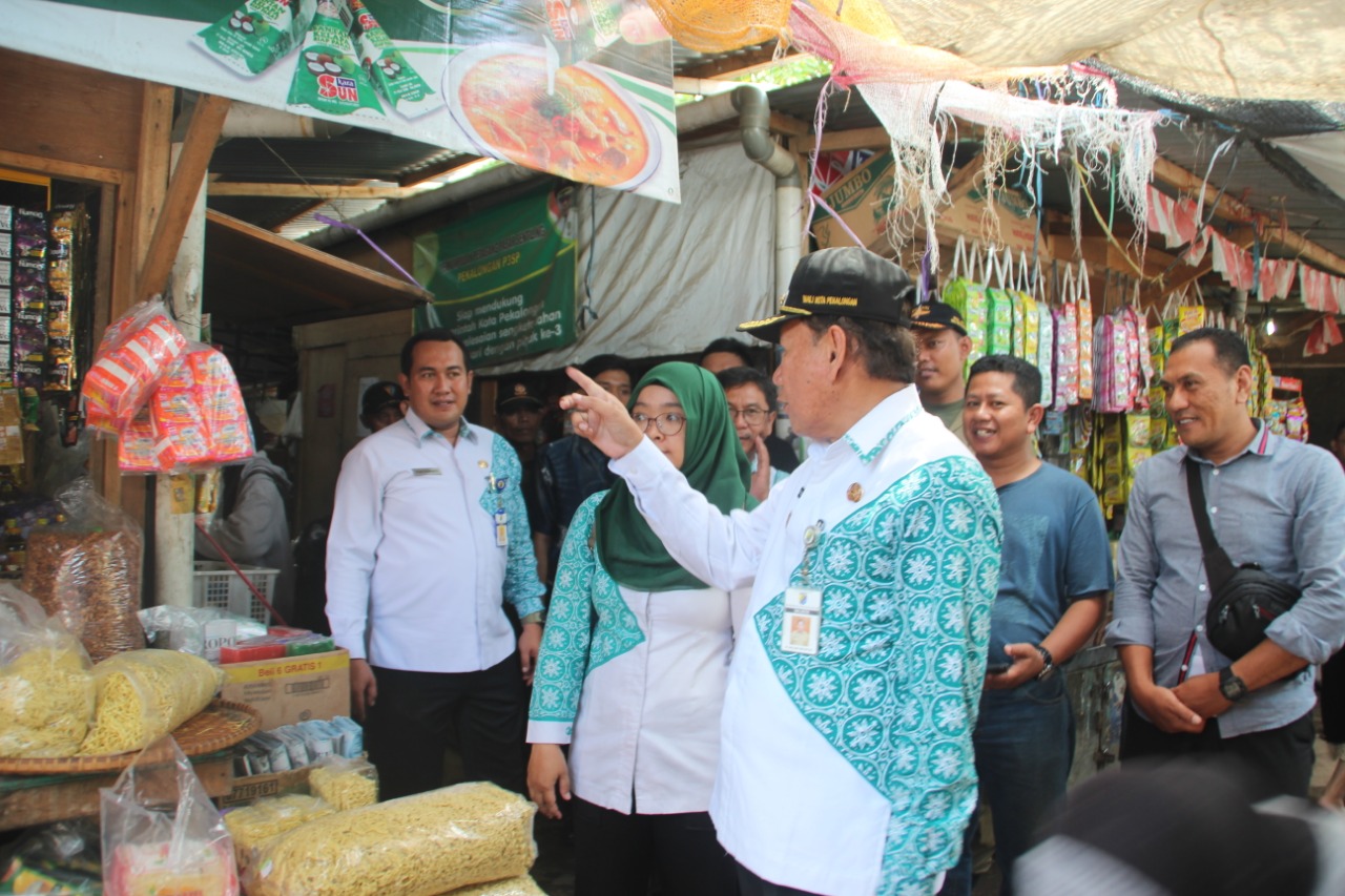 Dagang Papeda Pakai Baju SD, Pedagang di Pekalongan ini Lucu Bin Unik!