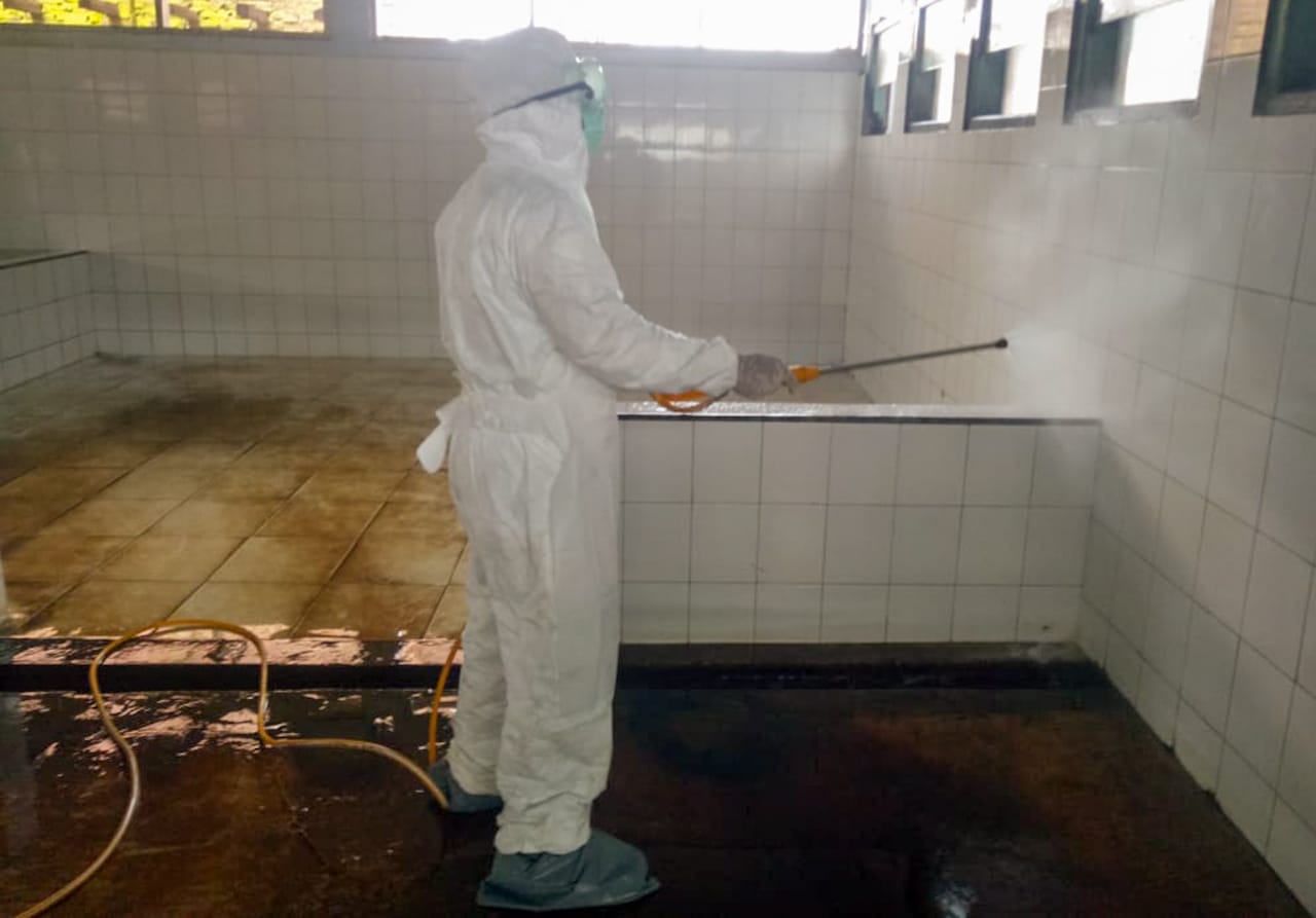 Pertahankan Daging Sehat, Dinperpa Lakukan Desinfeksi RPH