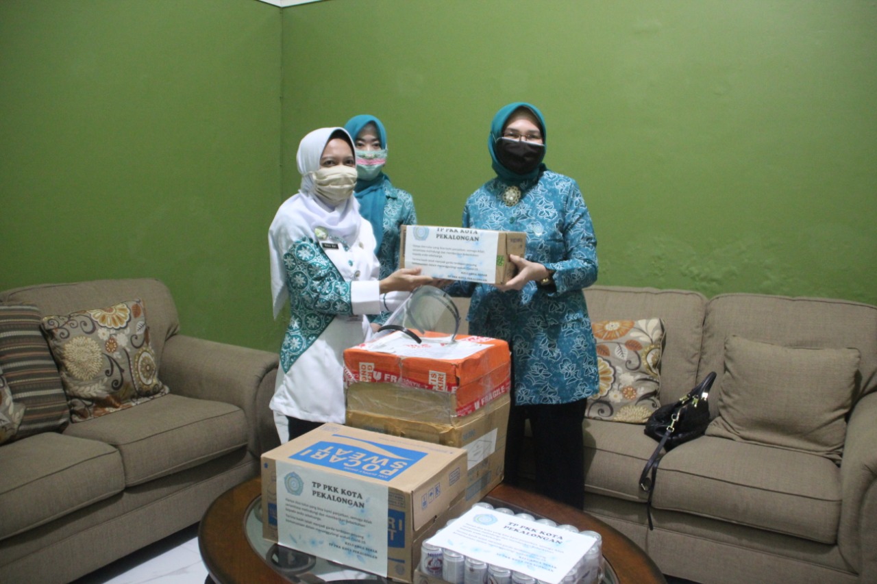 Peduli, Masyarakat Tionghoa bersama Pemkot Serahkan 1000 APD ke Sejumlah Rumah Sakit