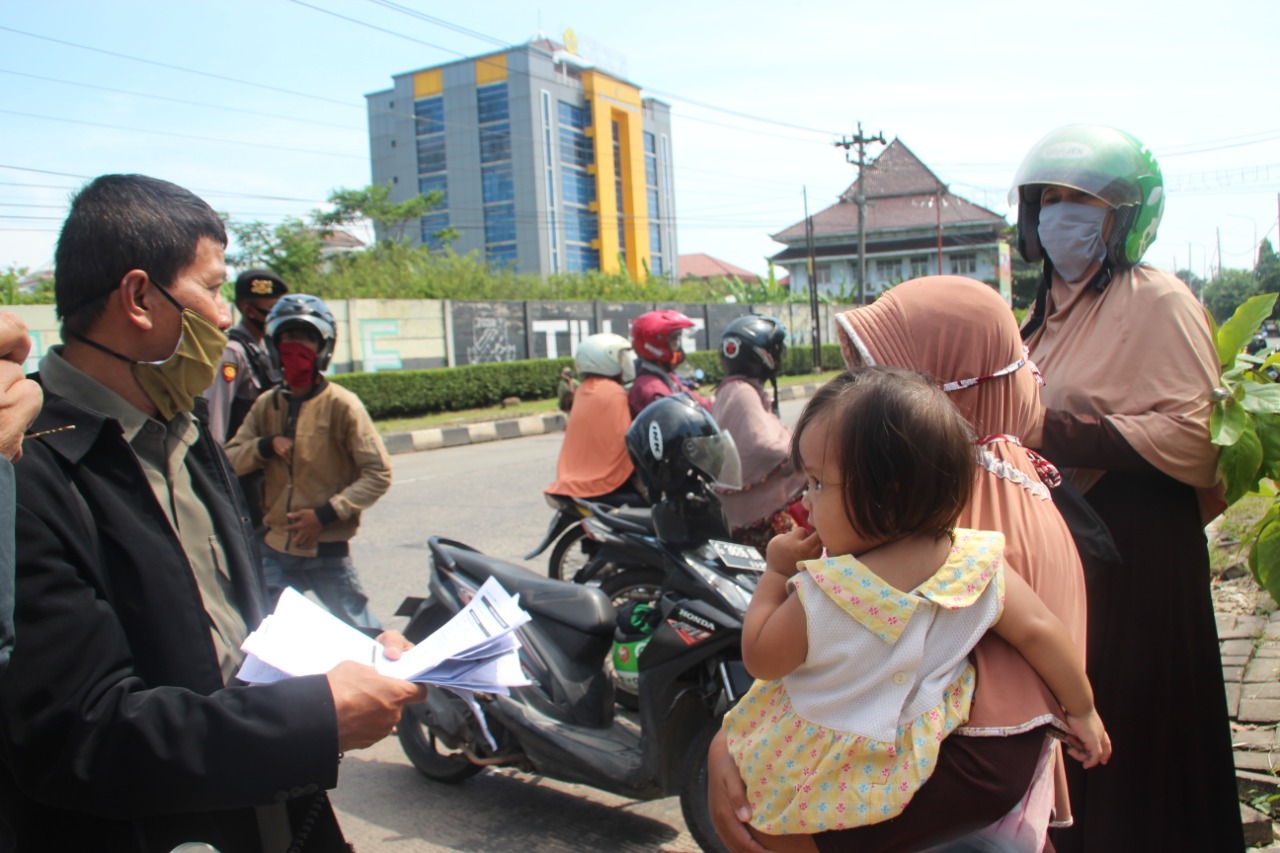 Cegah Penularan Covid-19, Kerumunan Warga di Halaman Dinsos P2KB Dibubarkan