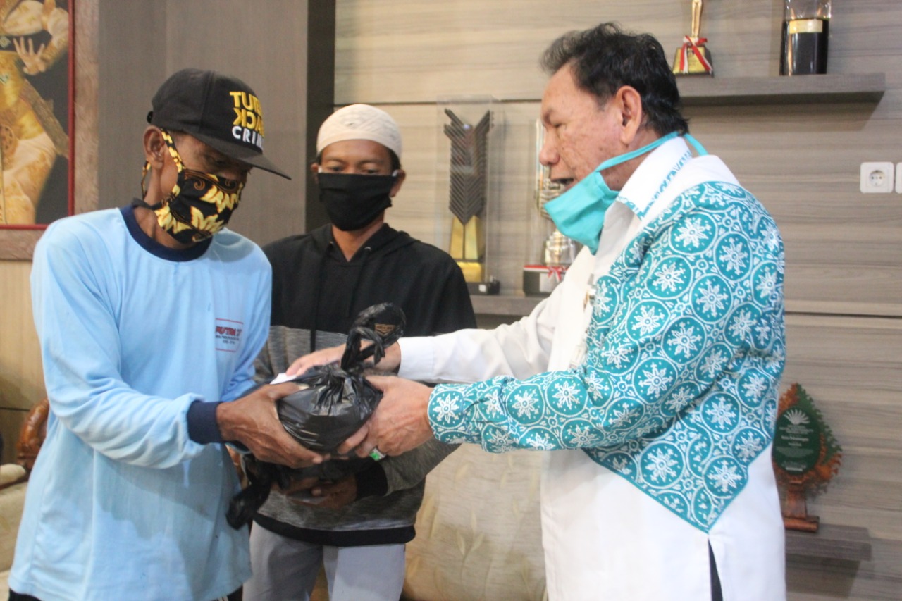 Pemkot Serahkan Bantuan Sembako untuk 40 Tukang Gali Kubur