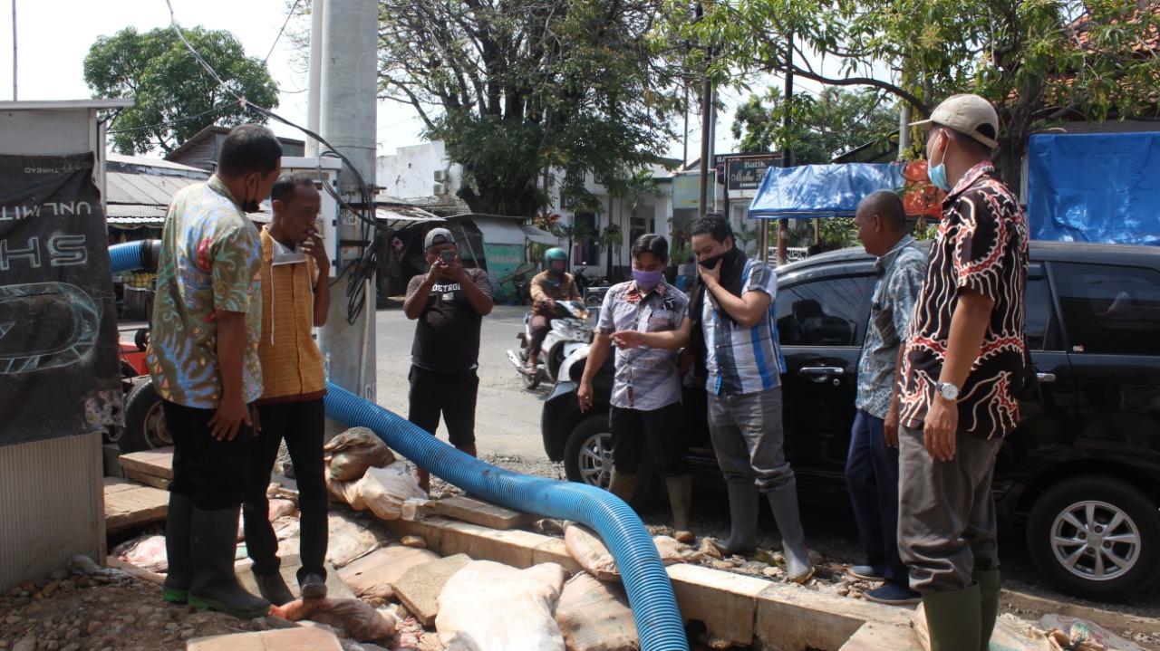 Tanggulangi Rob, DPUPR Siagakan Pompa Mobile di Jalan Patiunus