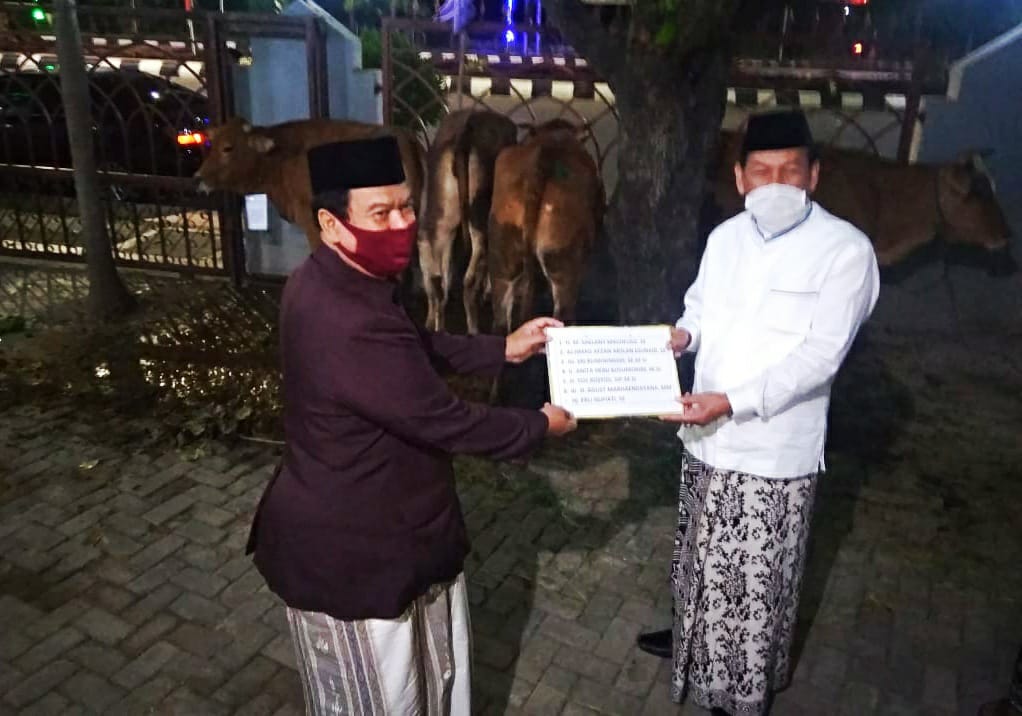 Pemkot Serahkan Hewan Kurban ke Masjid Al-Ikhlas