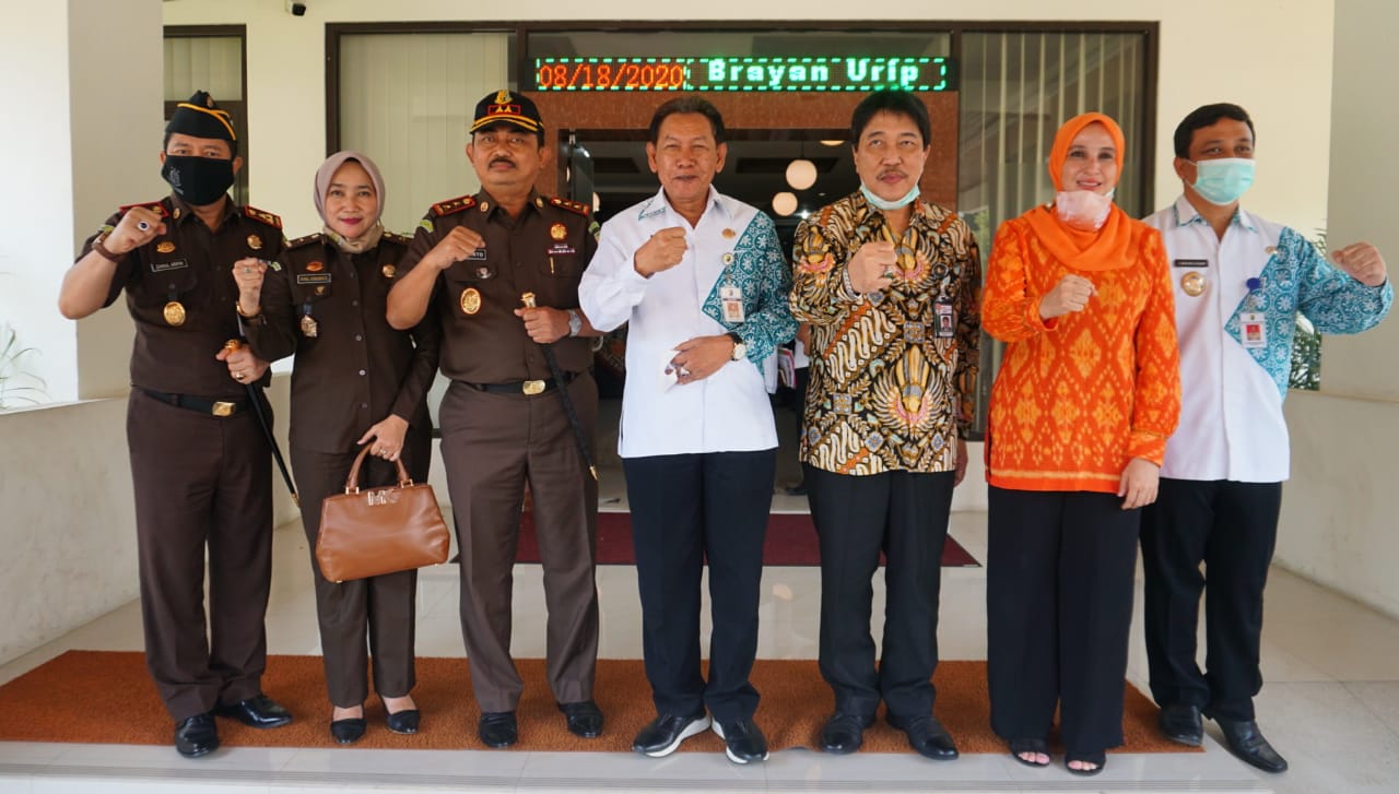 Pemkot dan CSR Serahkan Paket Sembako dan Ratusan Pasang Sepatu Bagi Masyarakat Terdampak Covid