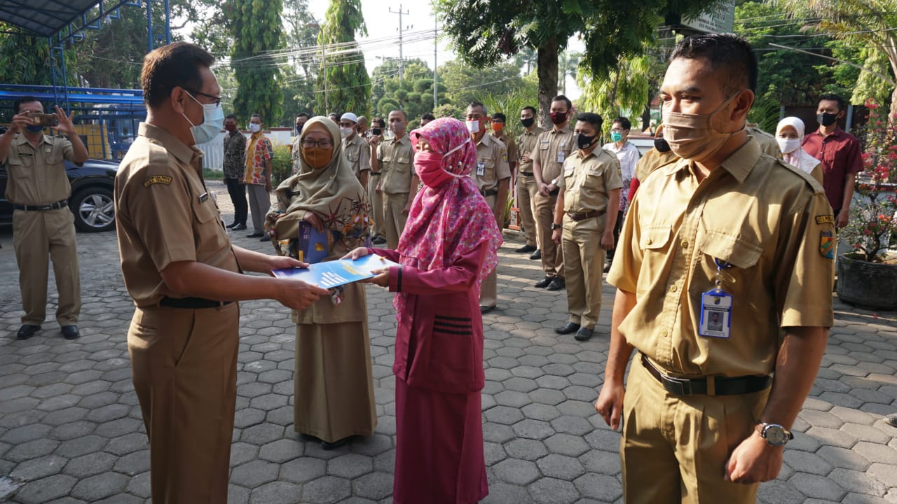 Dinkominfo Serahkan Sertifikat PJJ Bagi 120 Guru
