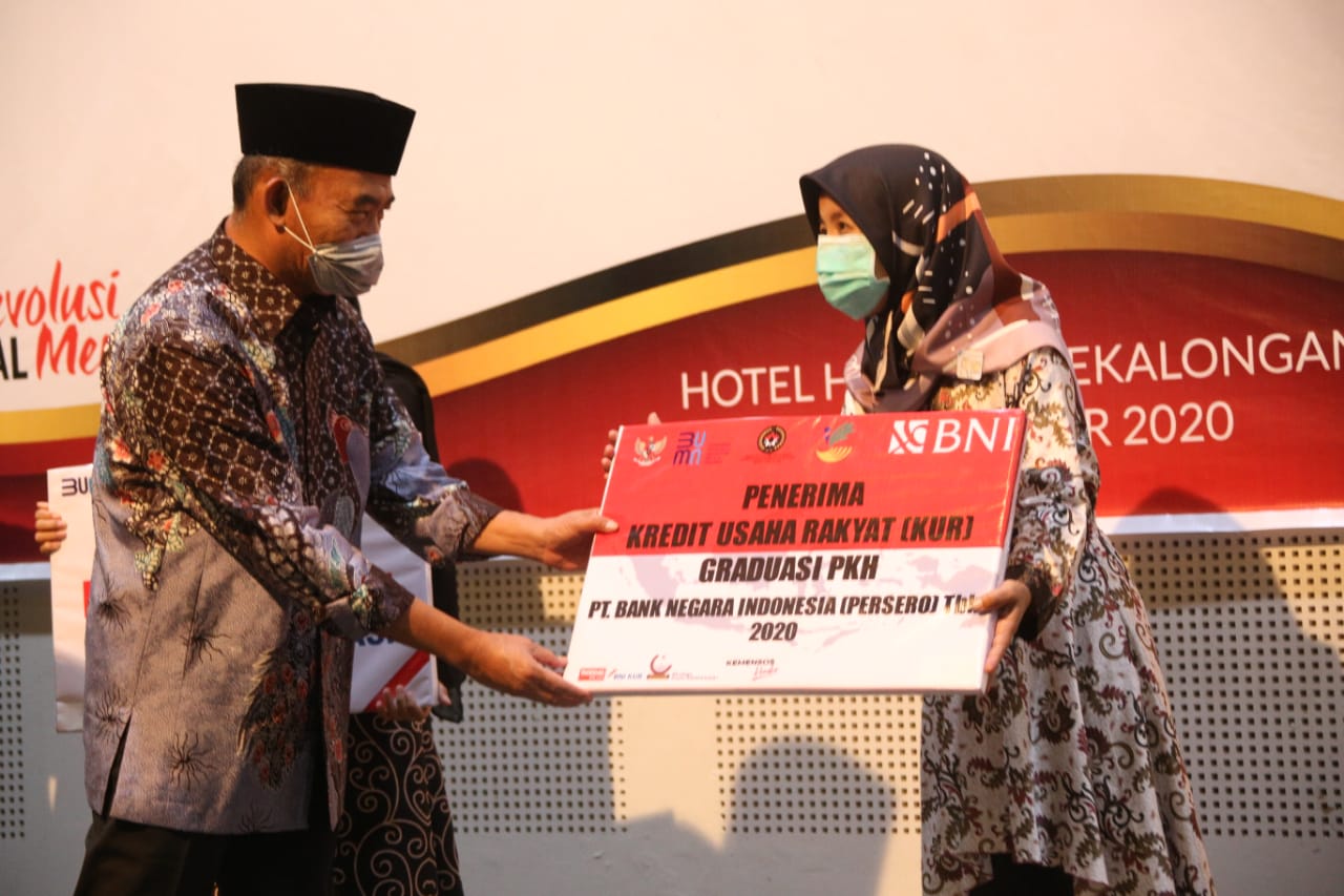 Menko PMK Acungi Jempol 300 KPM PKH Kota Pekalongan yang Graduasi