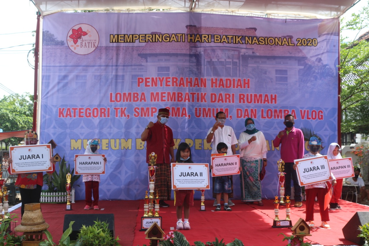 Sesuai Prokes, Museum Batik Serahkan Hadiah Lomba Peringatan Hari Batik