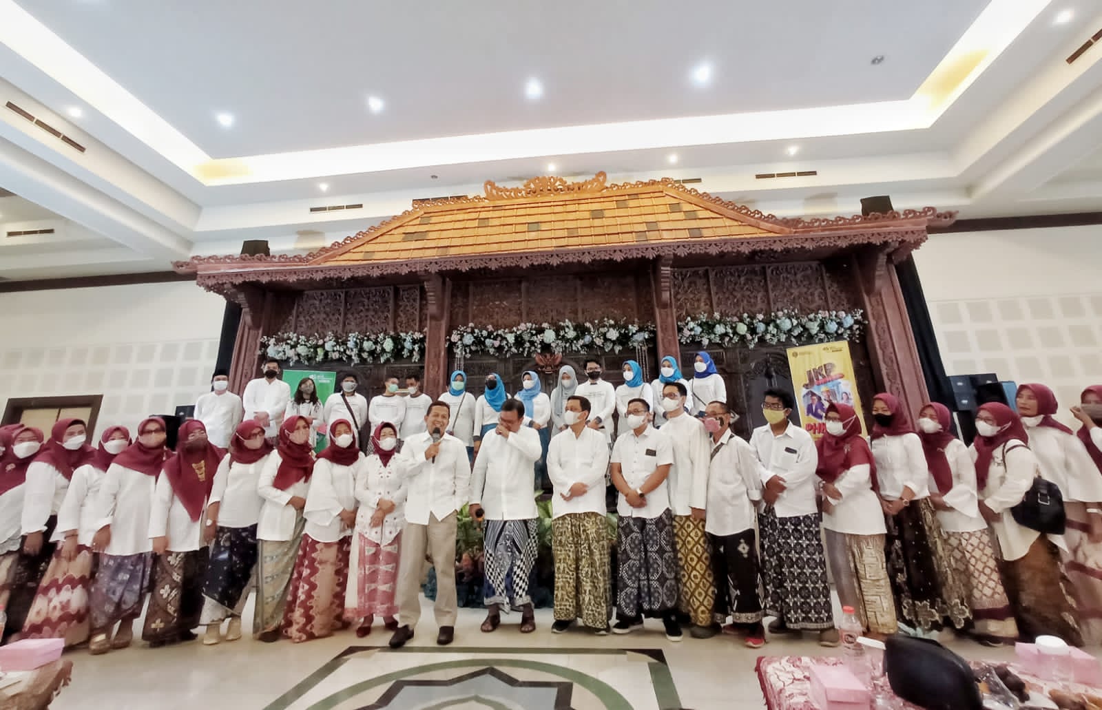 DPMPPA Serahkan Face Shield Produksi Kelompok Perempuan Kepala Keluarga