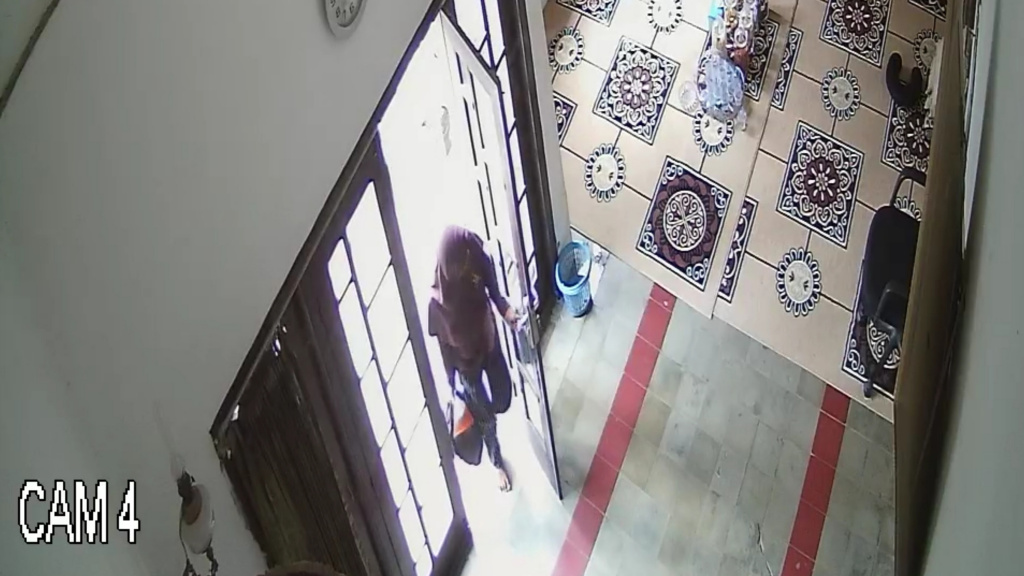Terekam CCTV, Perempuan ini masuk ke dalam rumah tanpa izin