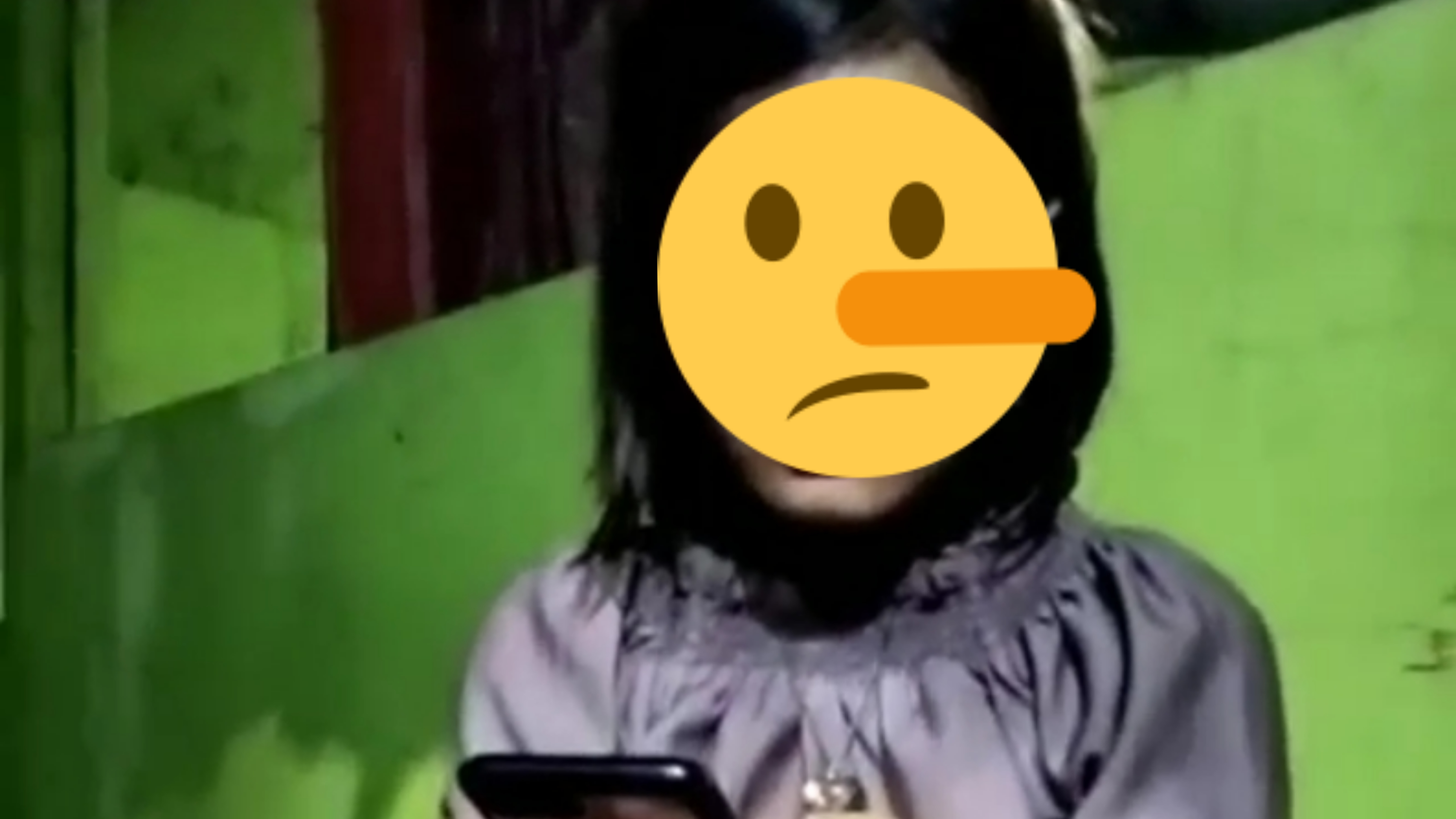 Gadis cantik ketahuan nyolong HP, Hp nya disembunyikan di Celana Dalam
