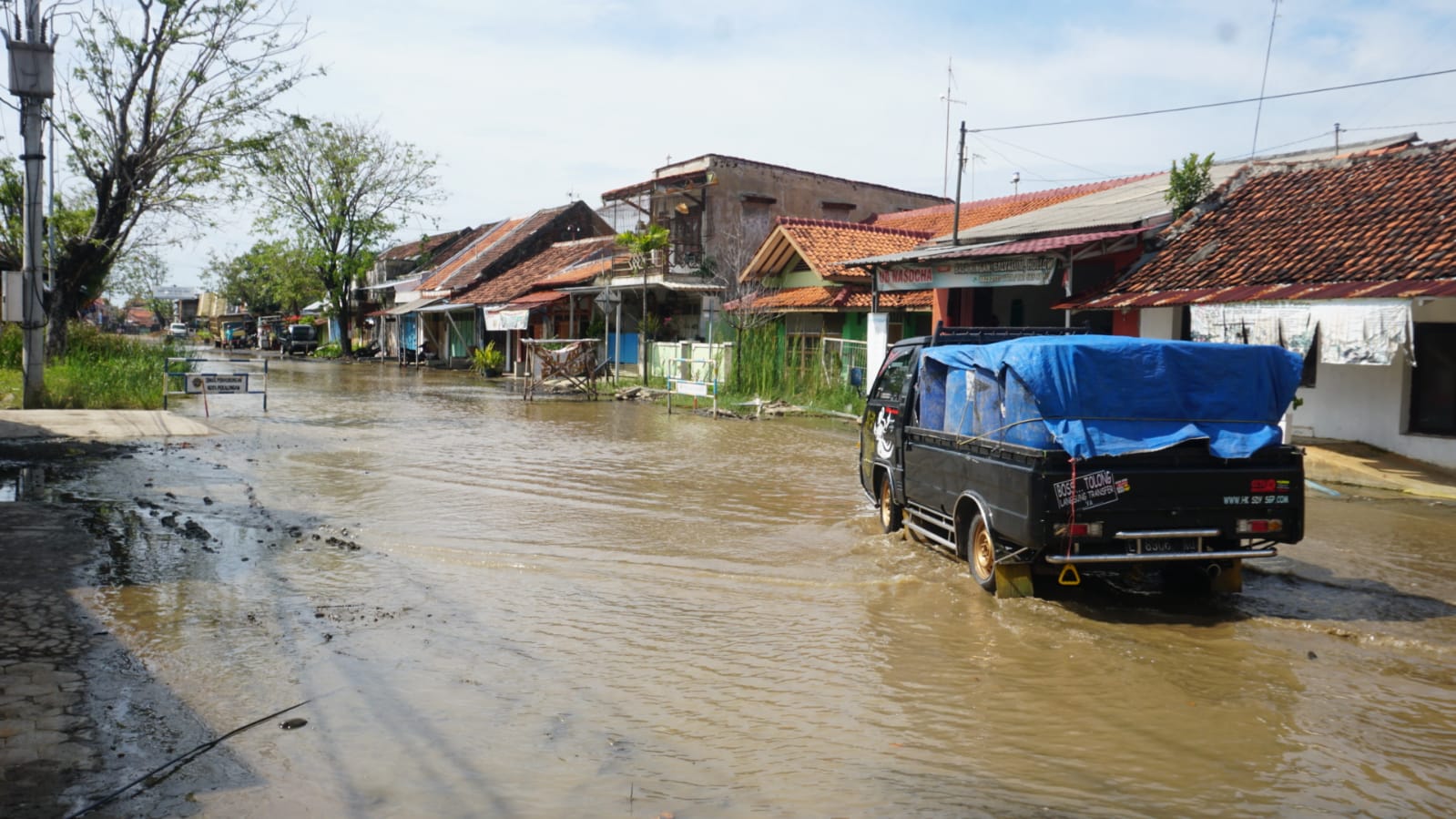 Video - Tanah longsor dan Pohon tumbang di Karanganyar - Lebakbarang Pekalongan