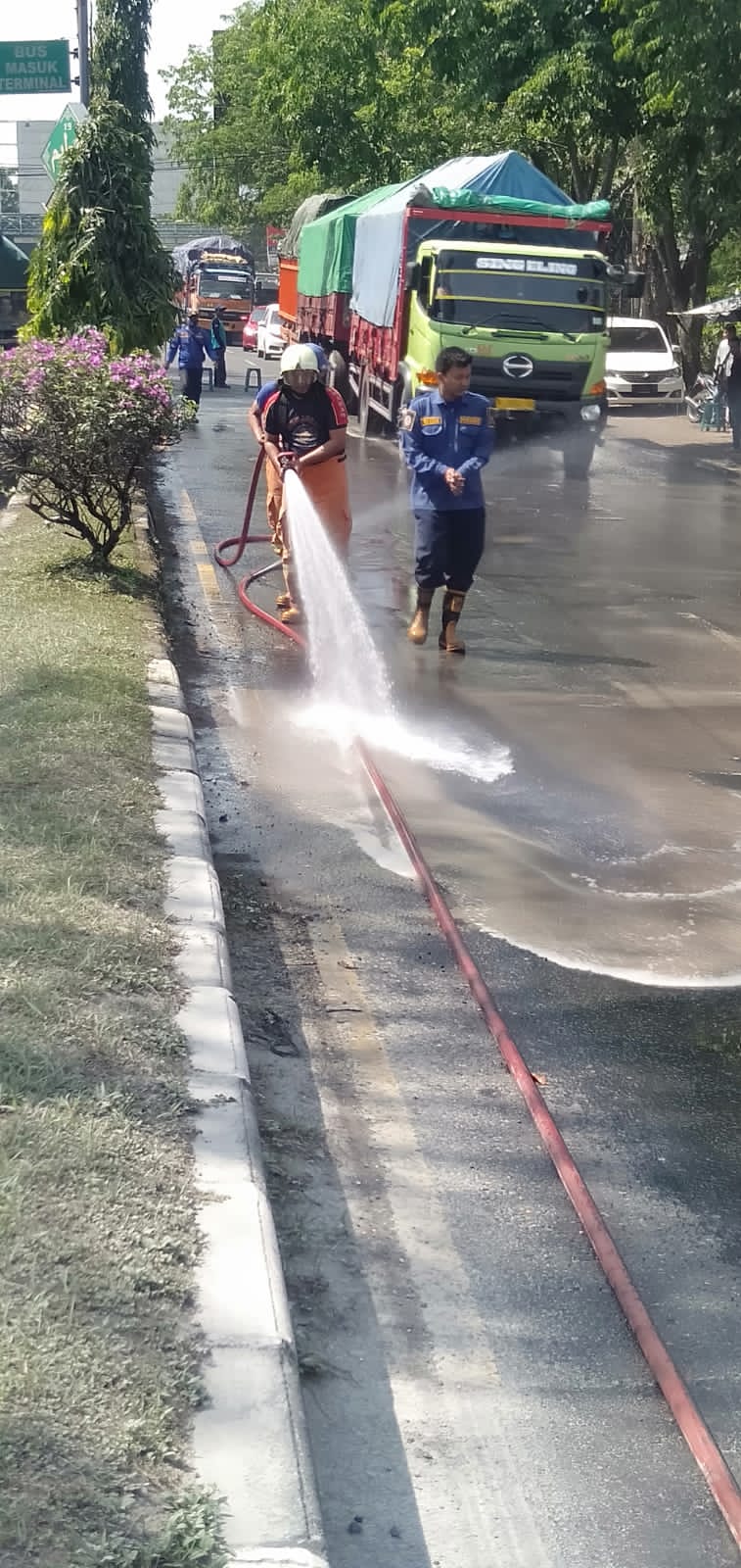 Gerak Cepat, Damkar Siram Jalan Berkabut Debu