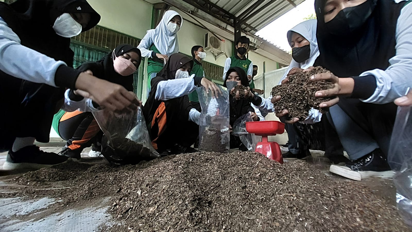 Truk muatan batu kerikil tanpa terpal mengancam keselamatan pengendara