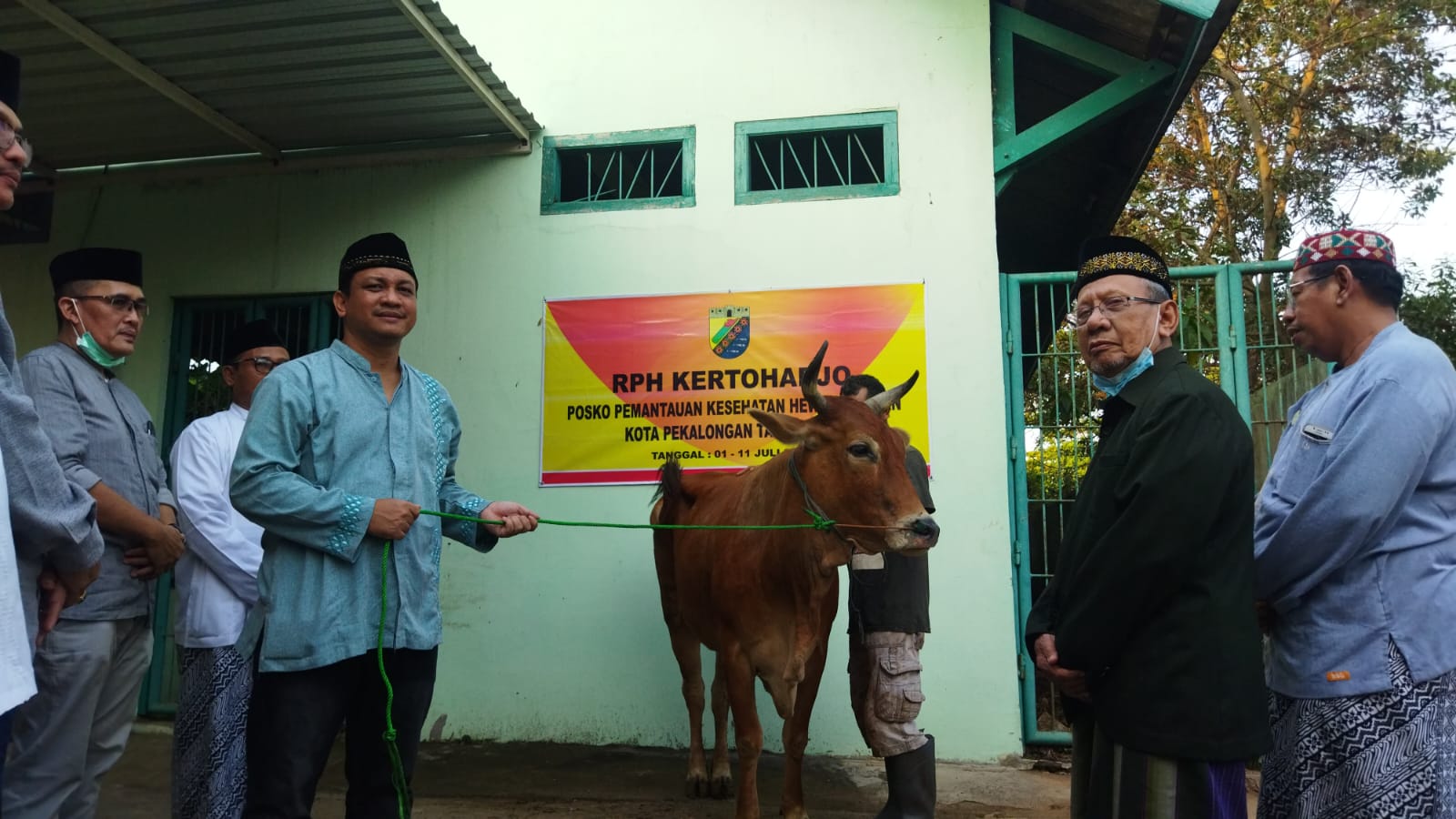Pemkot Pekalongan Serahkan Hewan Kurban
