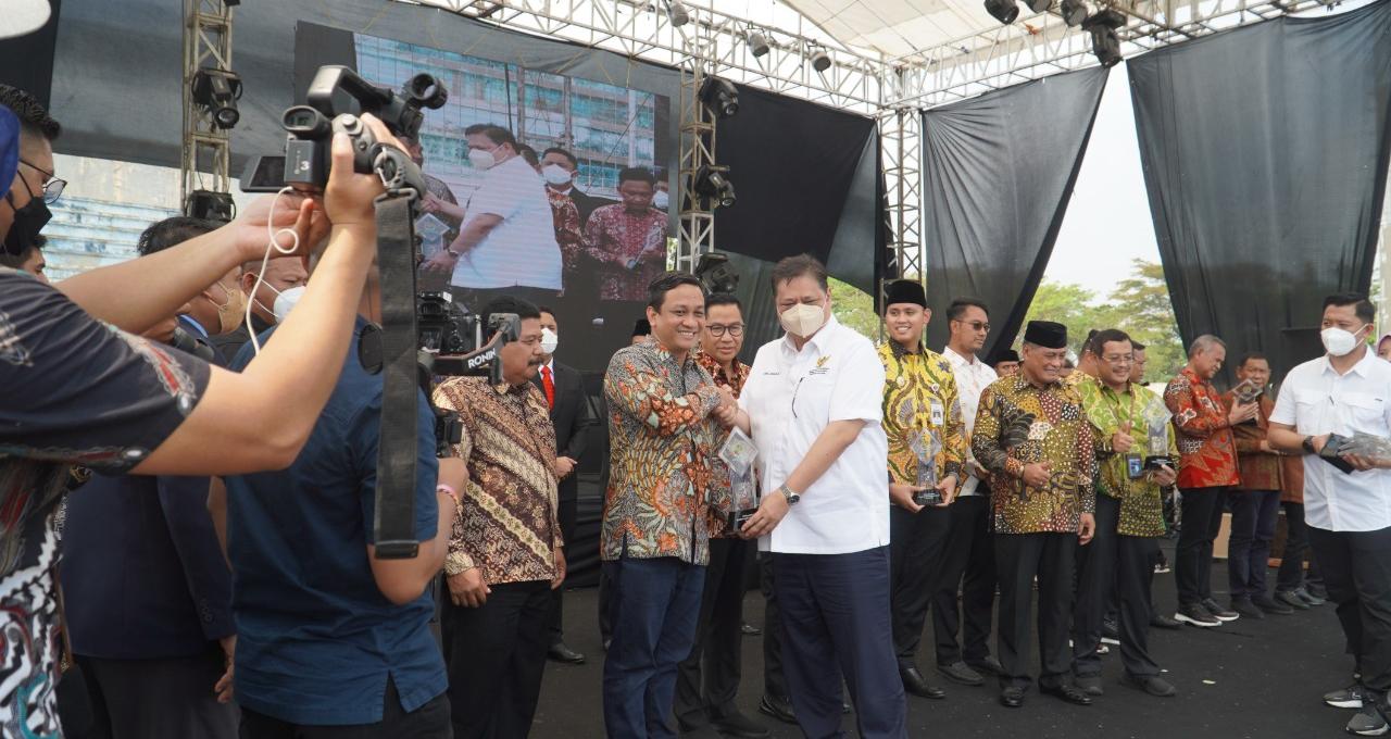 Terima Penghargaan Tokoh Penggerak Koperasi, Walikota Aaf Konsisten Majukan Koperasi