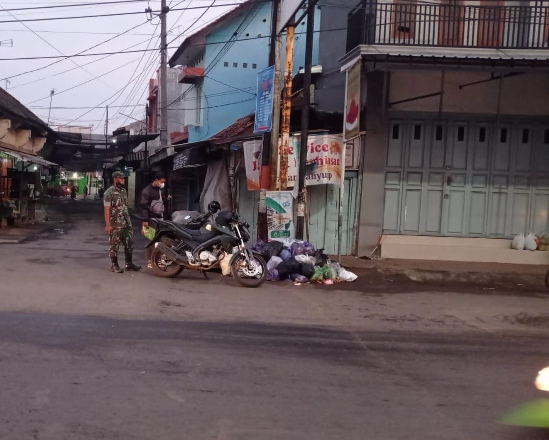 DLH Edukasi Warga Buang Sampah Pada Tempatnya