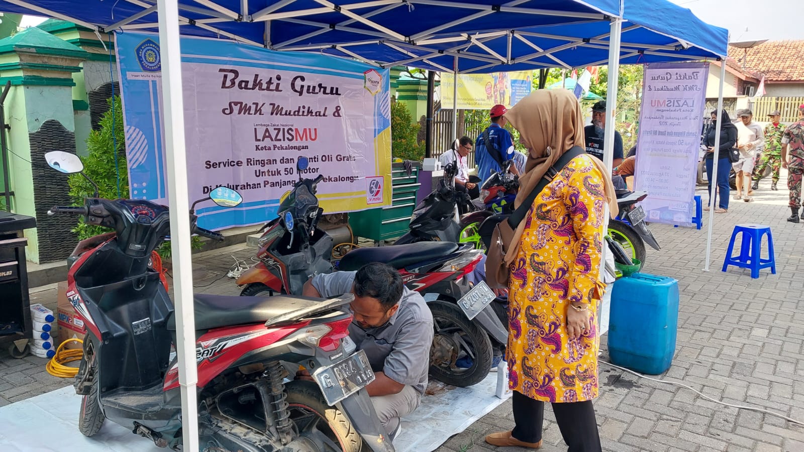 Bakti Guru, Sukarela Servis Motor Gratis Warga Terdampak Rob