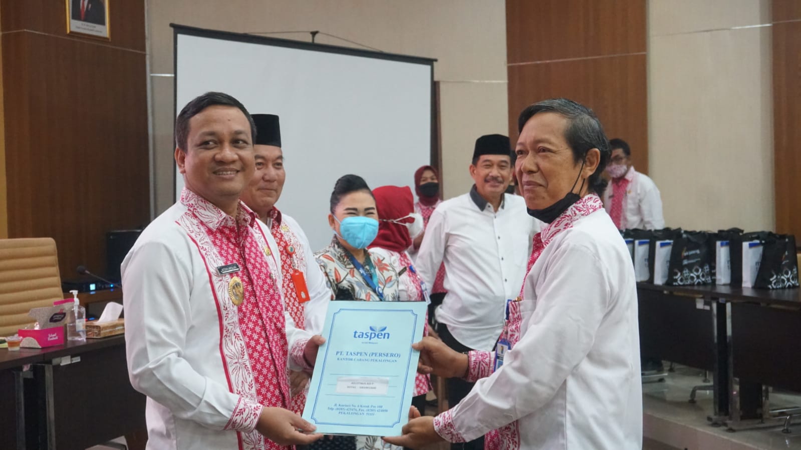 Serahkan 20 SK Purna ASN, Walikota Aaf : Meski Pensiun, Semangat Berkontribusi Tak Boleh Kendor