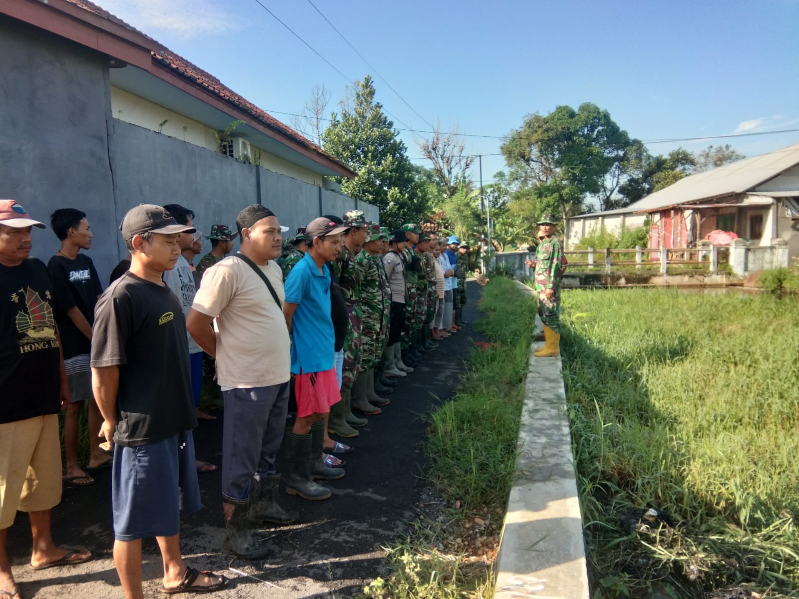 Giat Kerja Bakti, Warga Tegalrejo Keruk Sungai Bremi Bersama OPD terkait