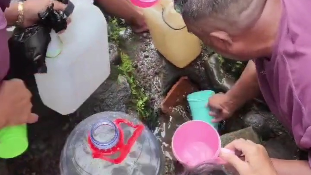 FENOMENA MISTERIUS: SUMBER AIR TIBA-TIBA MUNCUL DI ROWOYOSO PEKALONGAN, WARGA BERDUYUN-DUYUN MENGAMBIL AIR BERKAH