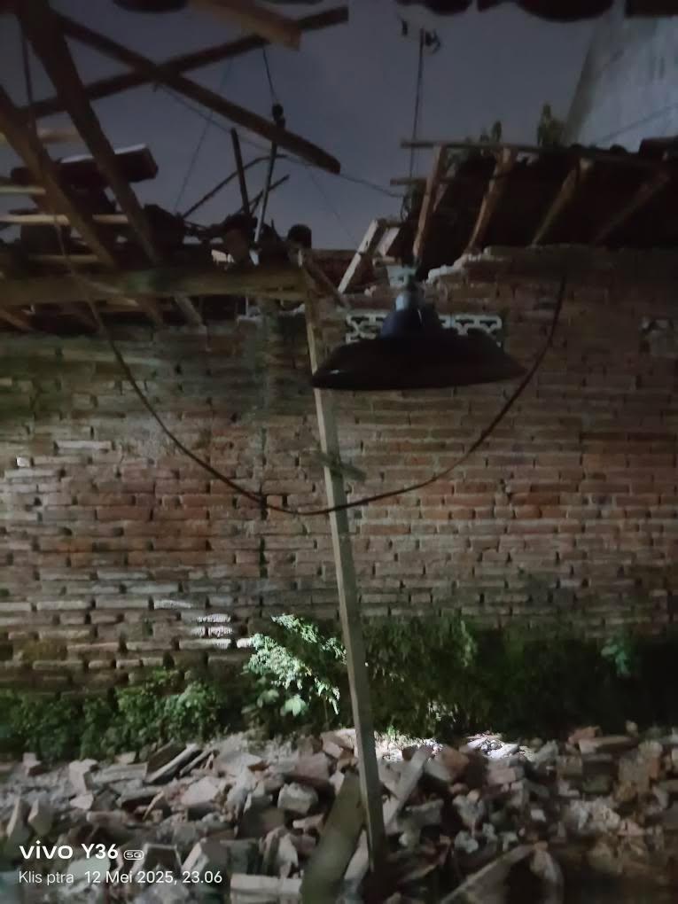 Rumah Ambruk di Poncol Gang Bunga, Warga Khawatir Listrik Berbahaya<br>
